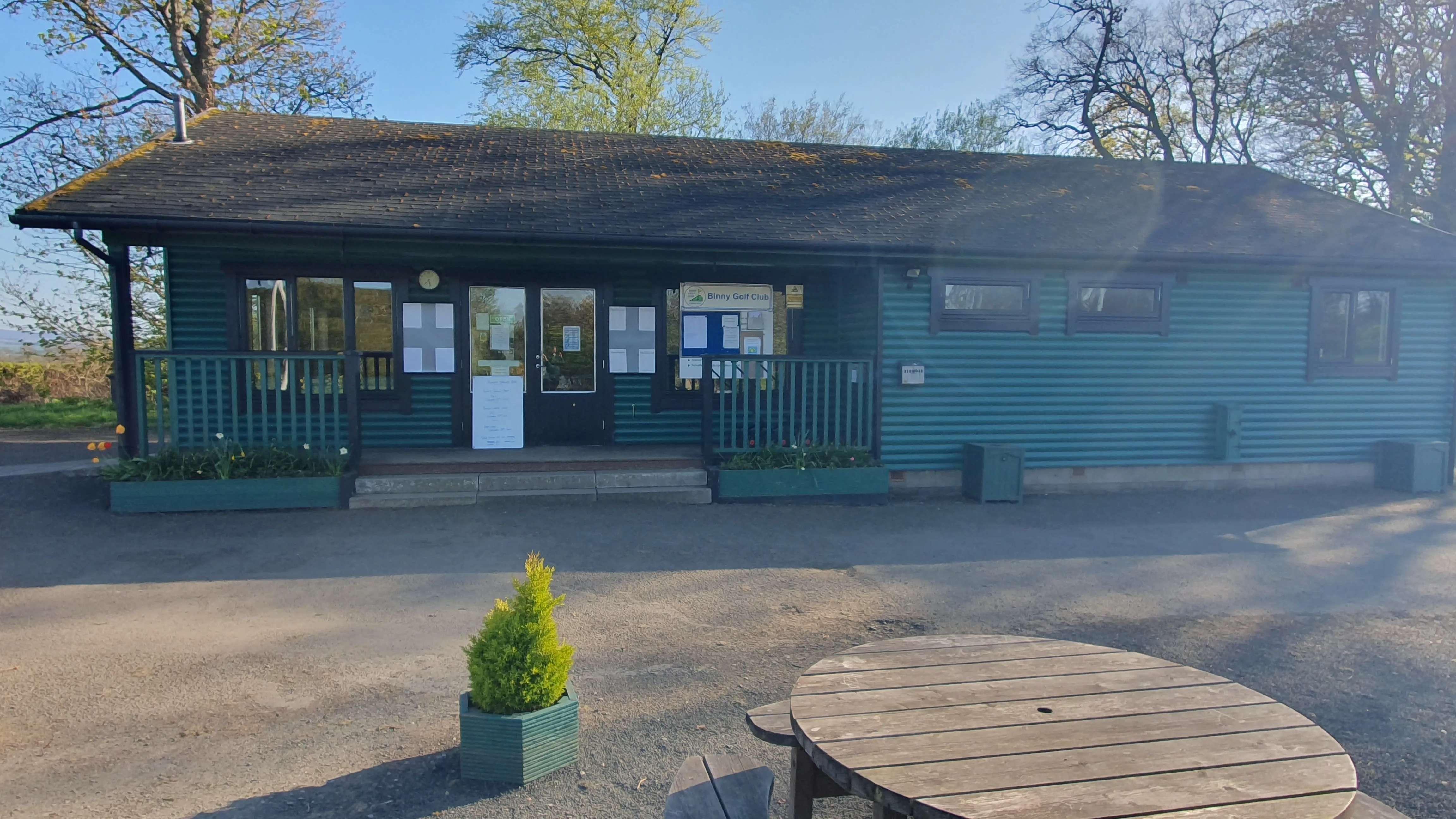 Binny Golf Club clubhouse seating area
